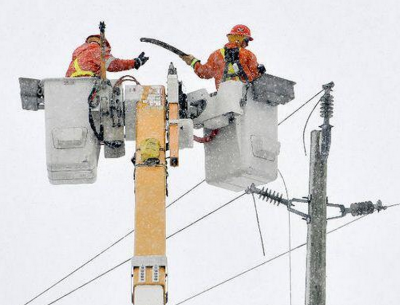 Toronto #IceStorm 2013: Linemen to the Rescue